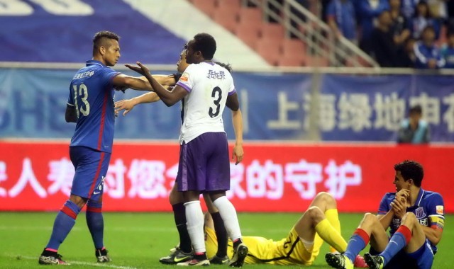  慕尼黑德比战火药味十足险冲突  