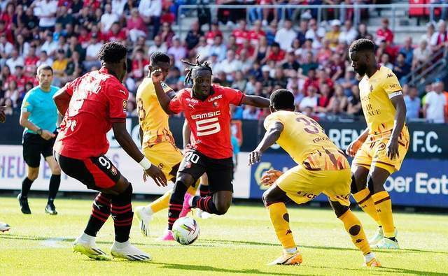  图卢兹边锋速度突破瓶颈，法甲快马奔腾撕裂防线