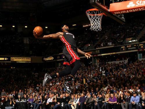  锡安暴力美学扣篮引领鹈鹕击溃开拓者